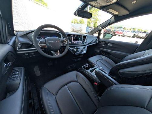 Diamond Black 2025 Chrysler Pacifica Select