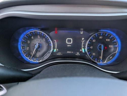 Diamond Black 2025 Chrysler Pacifica Select
