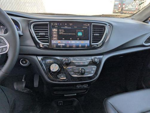 Diamond Black 2025 Chrysler Pacifica Select