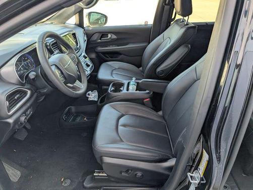 Diamond Black 2025 Chrysler Pacifica Select