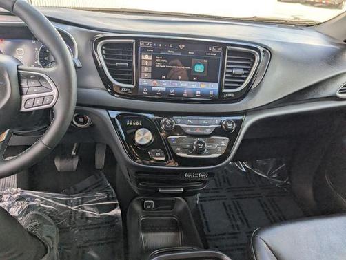 Diamond Black 2025 Chrysler Pacifica Select