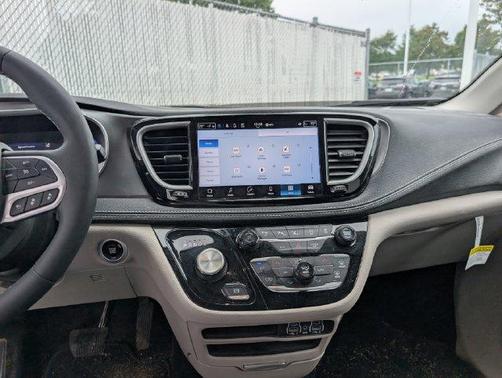 Bright White Clearcoat 2024 Chrysler Pacifica Touring-L