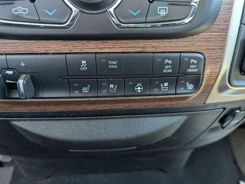 Bright White Clearcoat 2018 RAM 1500 Laramie