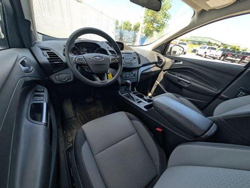 White Platinum Clearcoat Metallic 2017 Ford Escape SE