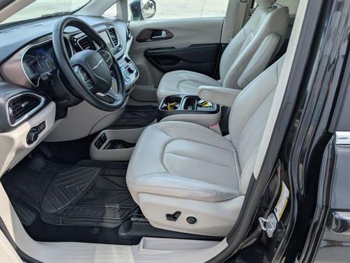 Brilliant Black Crystal Pearlcoat 2021 Chrysler Voyager LXI