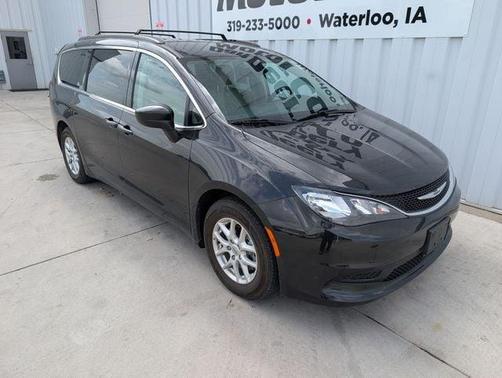 Brilliant Black Crystal Pearlcoat 2021 Chrysler Voyager LXI
