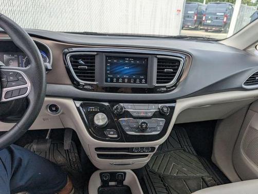 Brilliant Black Crystal Pearlcoat 2021 Chrysler Voyager LXI