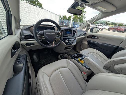 Brilliant Black Crystal Pearlcoat 2021 Chrysler Voyager LXI