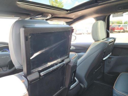 Diamond Black 2027 Chrysler Pacifica Pinnacle