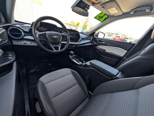 Sterling Gray Metallic 2025 Chevrolet Trax LT