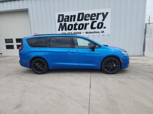 Hydro Blue Pearlcoat 2026 Chrysler Pacifica Select