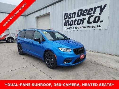 Hydro Blue Pearlcoat 2026 Chrysler Pacifica Select