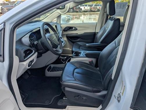2022 Chrysler Pacifica Touring-L