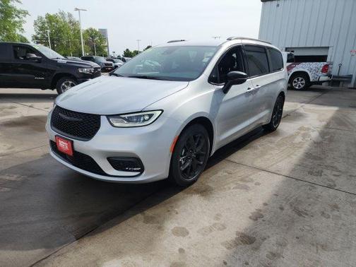 Silver Mist Clearcoat 2026 Chrysler Pacifica Select