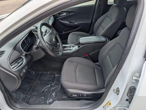 Summit White 2017 Chevrolet Malibu 1LT