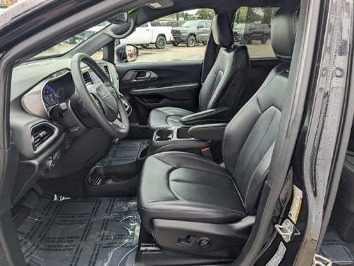 Diamond Black 2025 Chrysler Pacifica Select