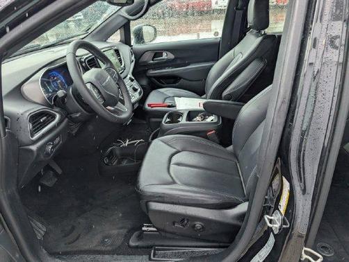 Diamond Black 2025 Chrysler Pacifica Select