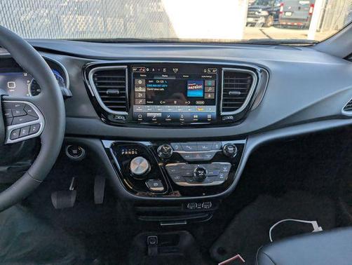 Diamond Black 2025 Chrysler Pacifica Select