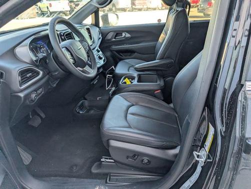 Diamond Black 2025 Chrysler Pacifica Select