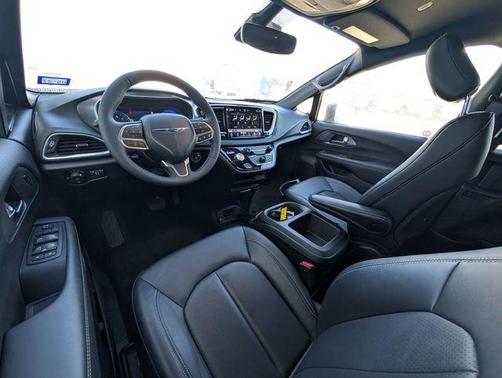 Diamond Black 2025 Chrysler Pacifica Select