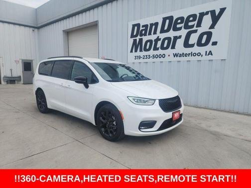 Bright White Clearcoat 2026 Chrysler Pacifica Select