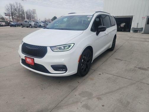 Bright White Clearcoat 2026 Chrysler Pacifica Select