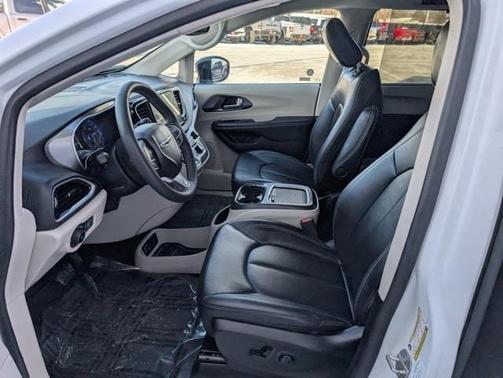 2024 Chrysler Pacifica Touring-L