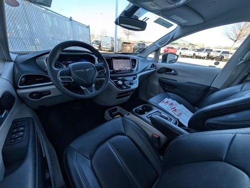 2024 Chrysler Pacifica Touring-L