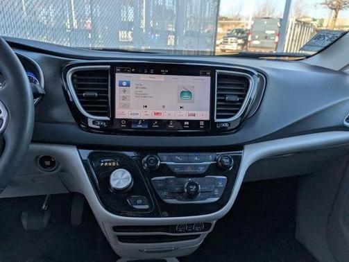 2024 Chrysler Pacifica Touring-L