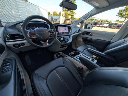 2023 Chrysler Pacifica Touring-L