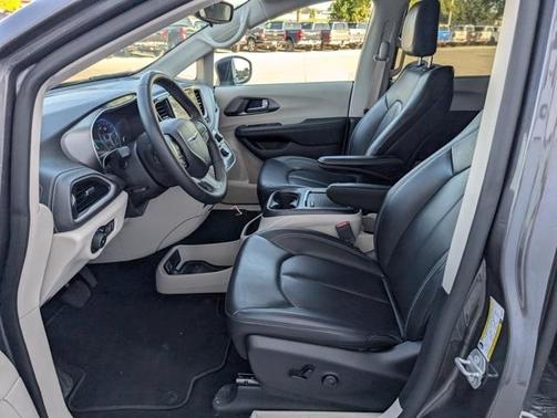 2023 Chrysler Pacifica Touring-L
