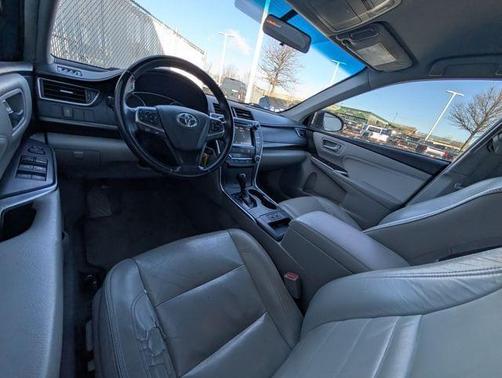 Blizzard Pearl 2017 Toyota Camry XLE