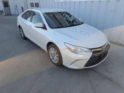 Blizzard Pearl 2017 Toyota Camry XLE