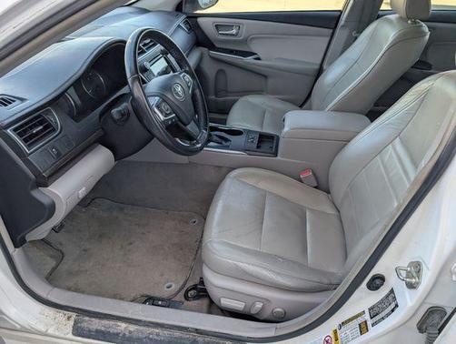 Blizzard Pearl 2017 Toyota Camry XLE