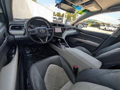 Celestial Silver Metallic 2018 Toyota Camry Hybrid XLE