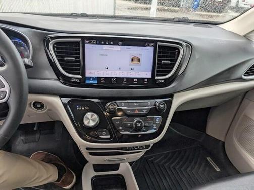 2022 Chrysler Pacifica Touring-L