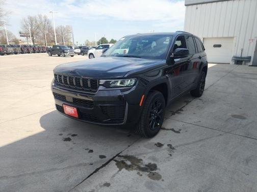 Diamond Black 2026 Jeep Grand Cherokee Laredo