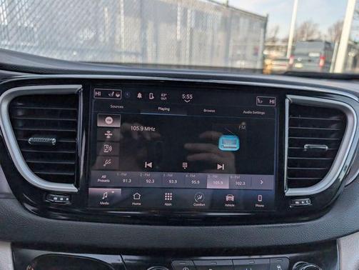 2023 Chrysler Pacifica Touring-L