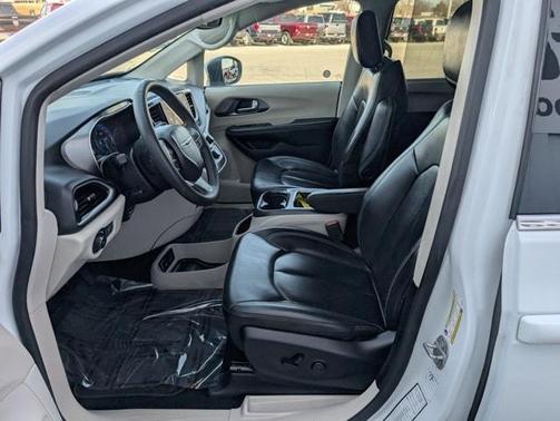 2023 Chrysler Pacifica Touring-L