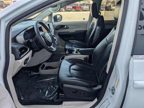 2023 Chrysler Pacifica Touring-L