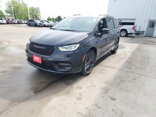 Diamond Black 2026 Chrysler Pacifica Select