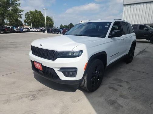 2025 Jeep Grand Cherokee Laredo