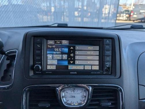 2016 Chrysler Town & Country Touring-L