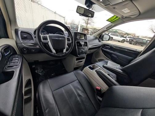 2016 Chrysler Town & Country Touring-L