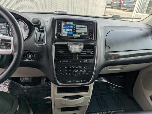 2016 Chrysler Town & Country Touring-L
