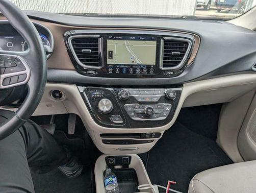 Brilliant Black Crystal Pearlcoat 2018 Chrysler Pacifica Touring-L Plus