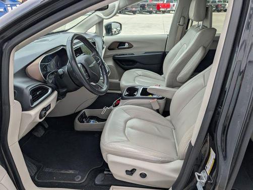 Brilliant Black Crystal Pearlcoat 2018 Chrysler Pacifica Touring-L Plus