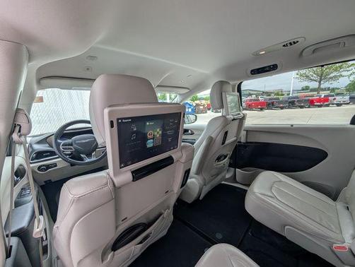 Brilliant Black Crystal Pearlcoat 2018 Chrysler Pacifica Touring-L Plus