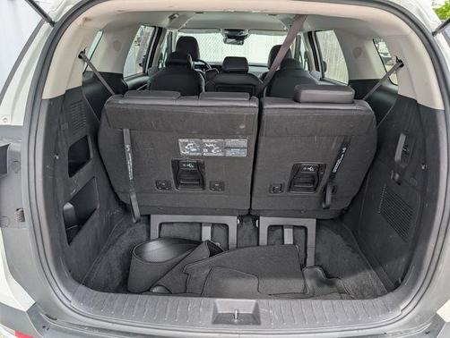 Snow White Pearl 2025 Kia Carnival LXS