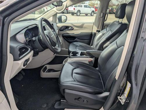 2023 Chrysler Pacifica Touring-L